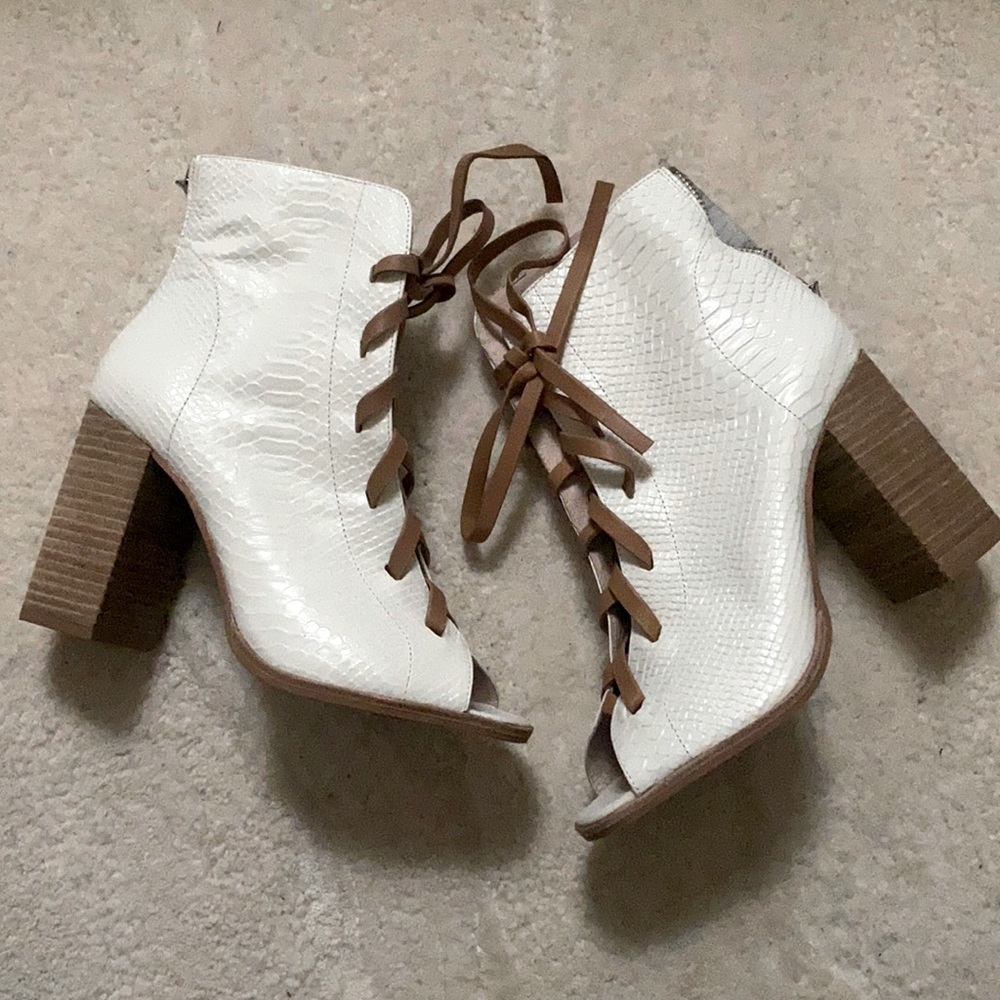NWT Chinese Laundry Size 7 Chunky Heel